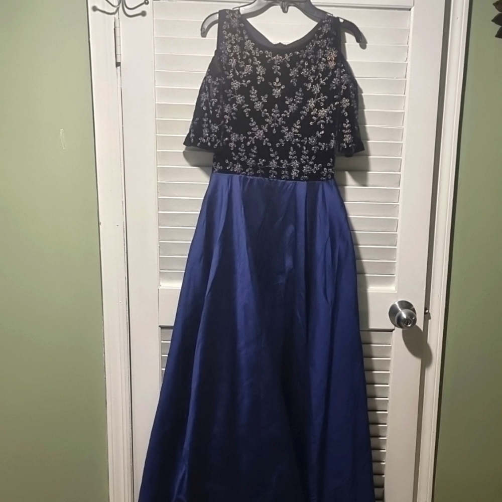 Maxi Embroidered Dress - Picture 5 of 9